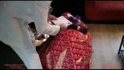 Mama, ndinesipho sam seKrisimesi esinoboya benjakazi eblonde nempundu enkulu ephambene ngomqhagi